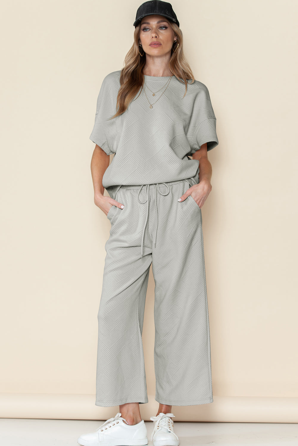 Black textured T-shirt and drawstring pants set: pair with sneakers for a sporty look.