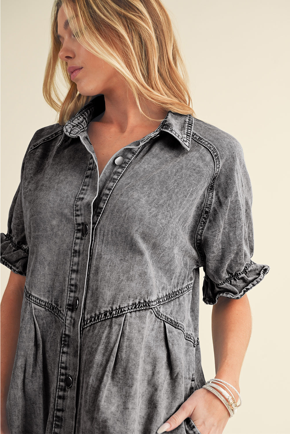 Blue mineral washed denim dress with ruffled short sleeves and pockets: ideal for a summer barbecue.