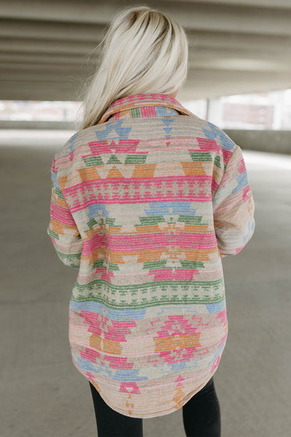 Multicolored geometric jacket styled with a t-shirt and sneakers for a laid-back look (text overlay: "Casual Chic").