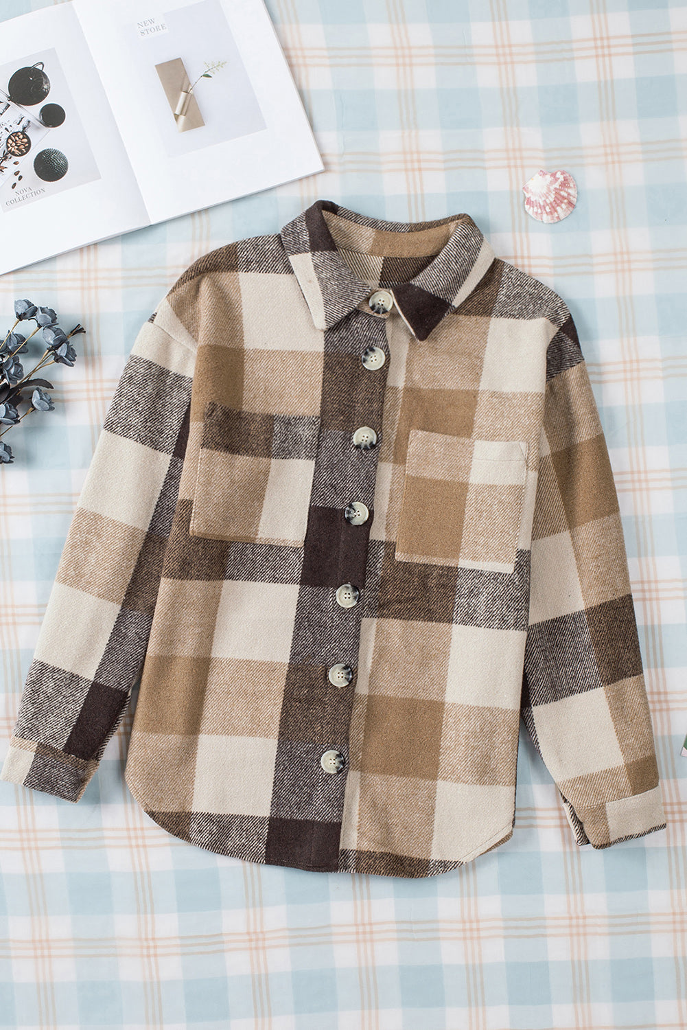 Khaki plaid color block buttoned shacket styled for a casual outing (text overlay: "Everyday Chic").